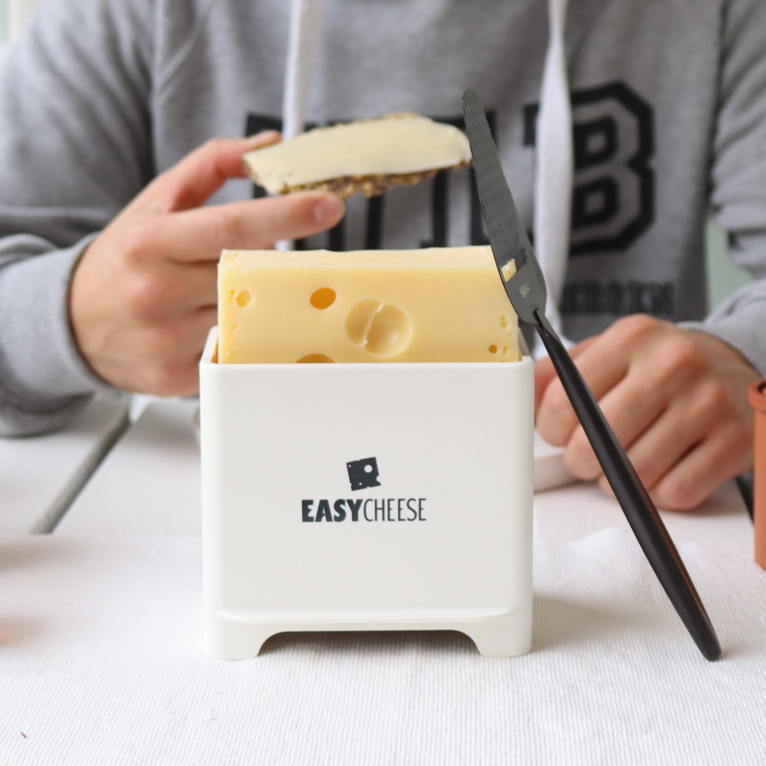 Klassískt EasyCheese ostabox í hvítum lit. Með hreyfanlegum botn. Hentar fyrir osta allt að 1kg. Má fara í uppþvottavél.