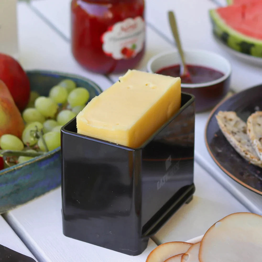 Klassískt EasyCheese ostabox í svörtum lit. Með hreyfanlegum botn. Hentar fyrir osta allt að 1kg. Má fara í uppþvottavél.